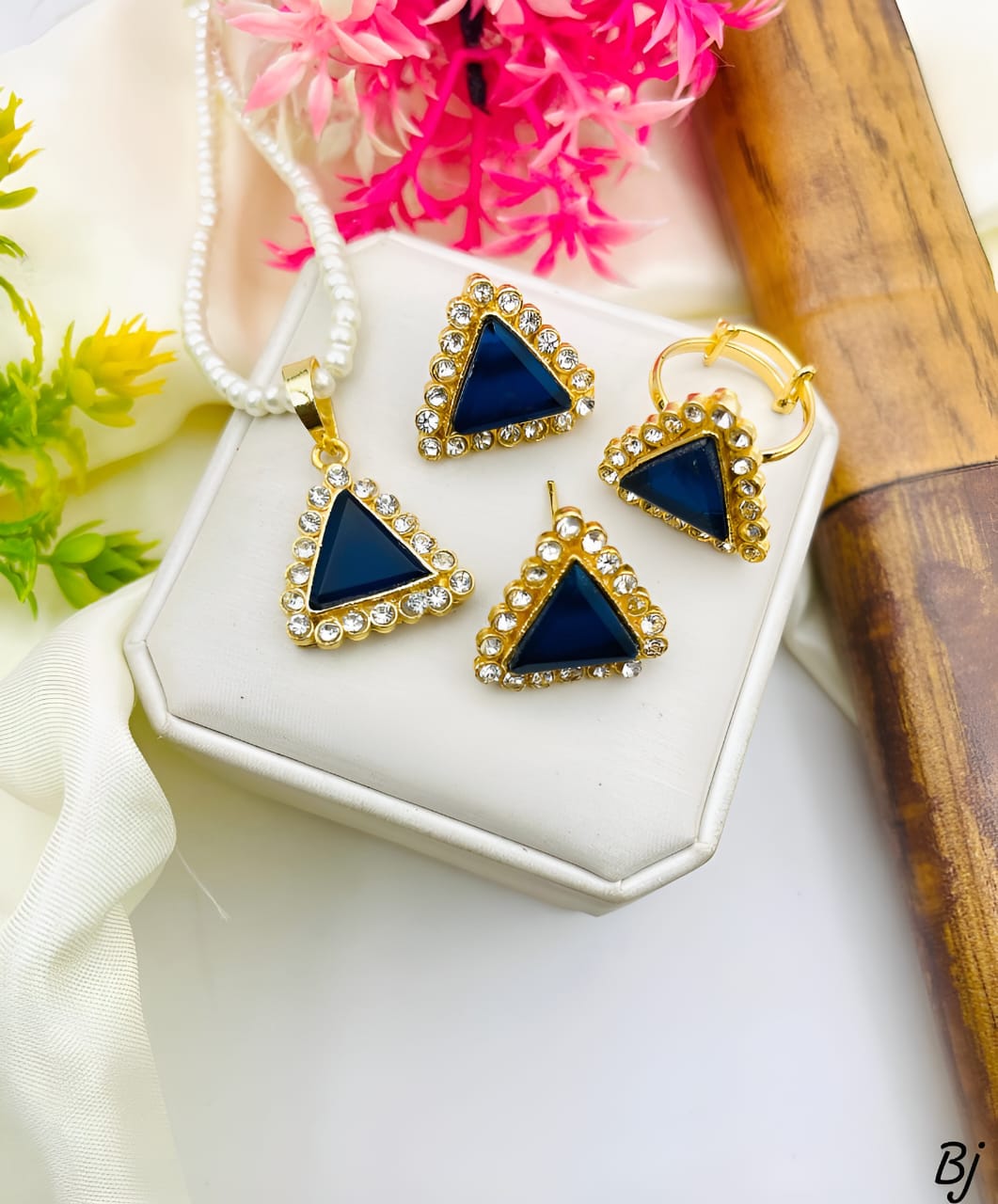 FANCY BEAUTIFUL ZIRCON WORK LOCKET SET