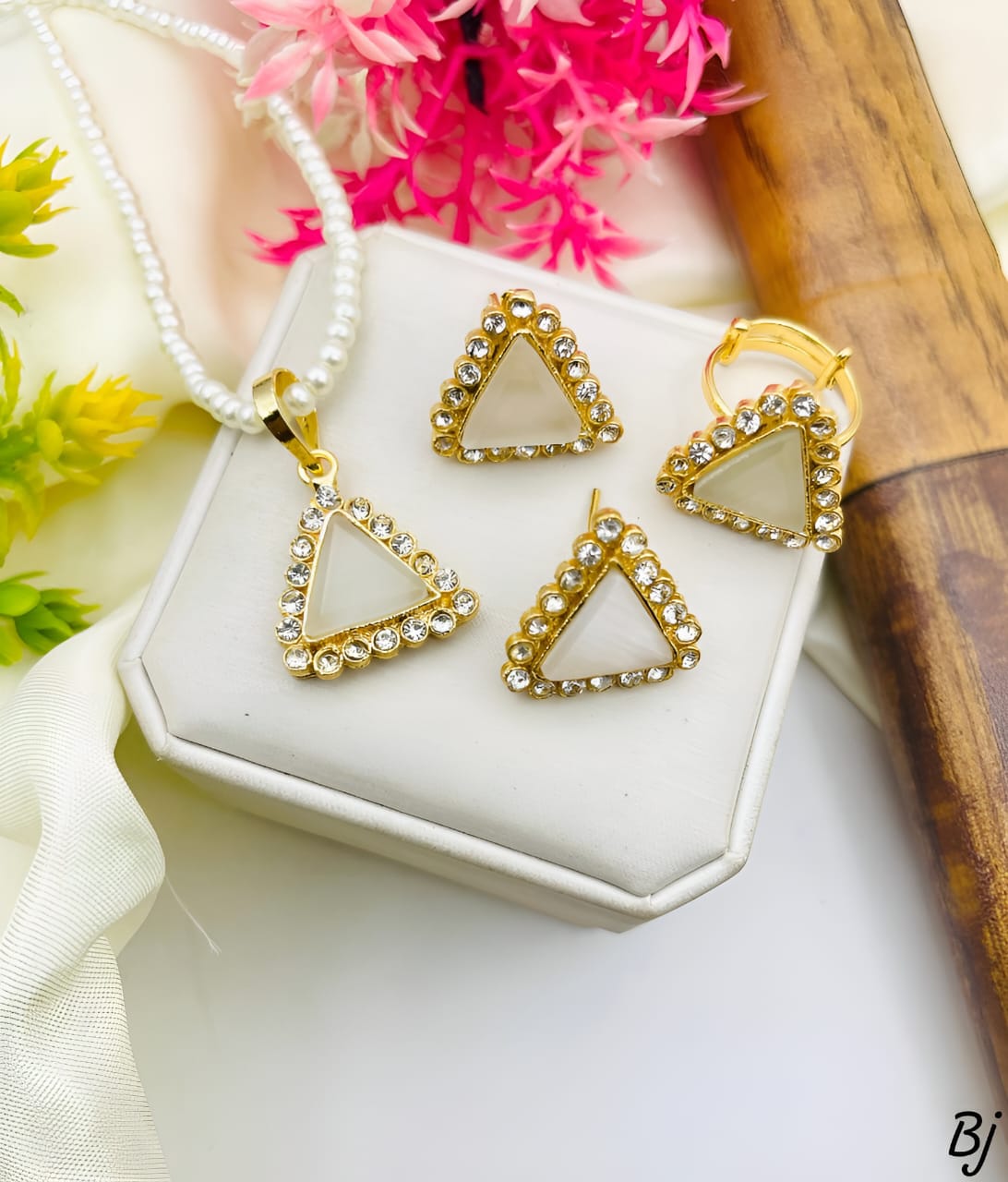 FANCY BEAUTIFUL ZIRCON WORK LOCKET SET