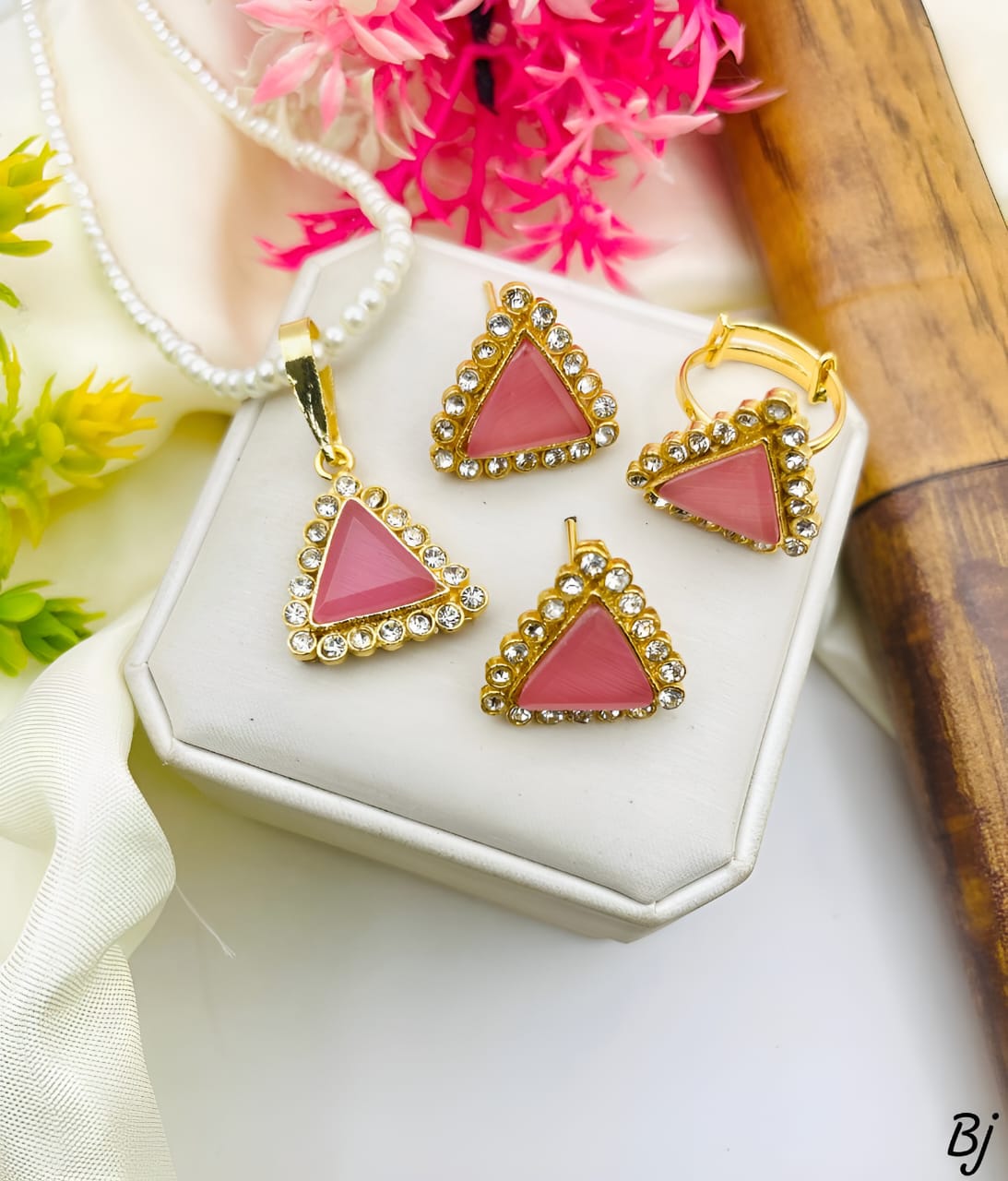 FANCY BEAUTIFUL ZIRCON WORK LOCKET SET