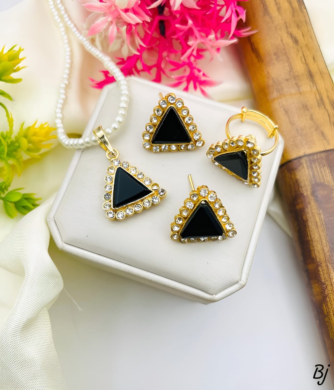 FANCY BEAUTIFUL ZIRCON WORK LOCKET SET