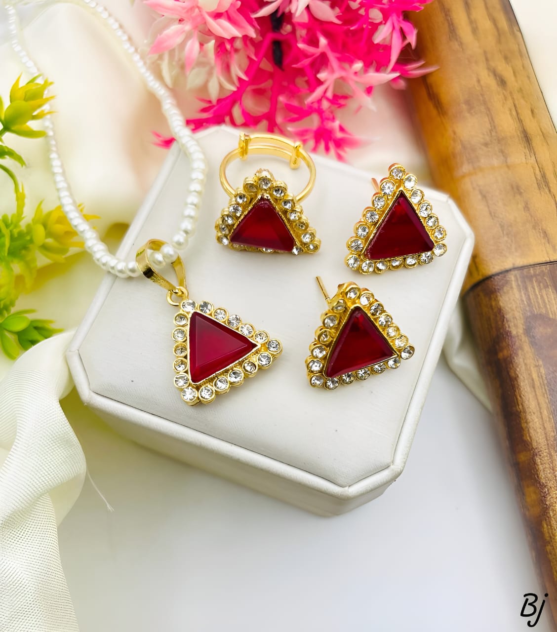 FANCY BEAUTIFUL ZIRCON WORK LOCKET SET